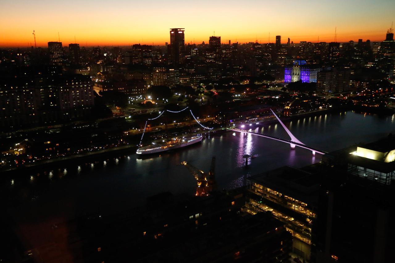 Alvear Icon Hotel Buenos Aires Dış mekan fotoğraf Brisbane CBD at night
